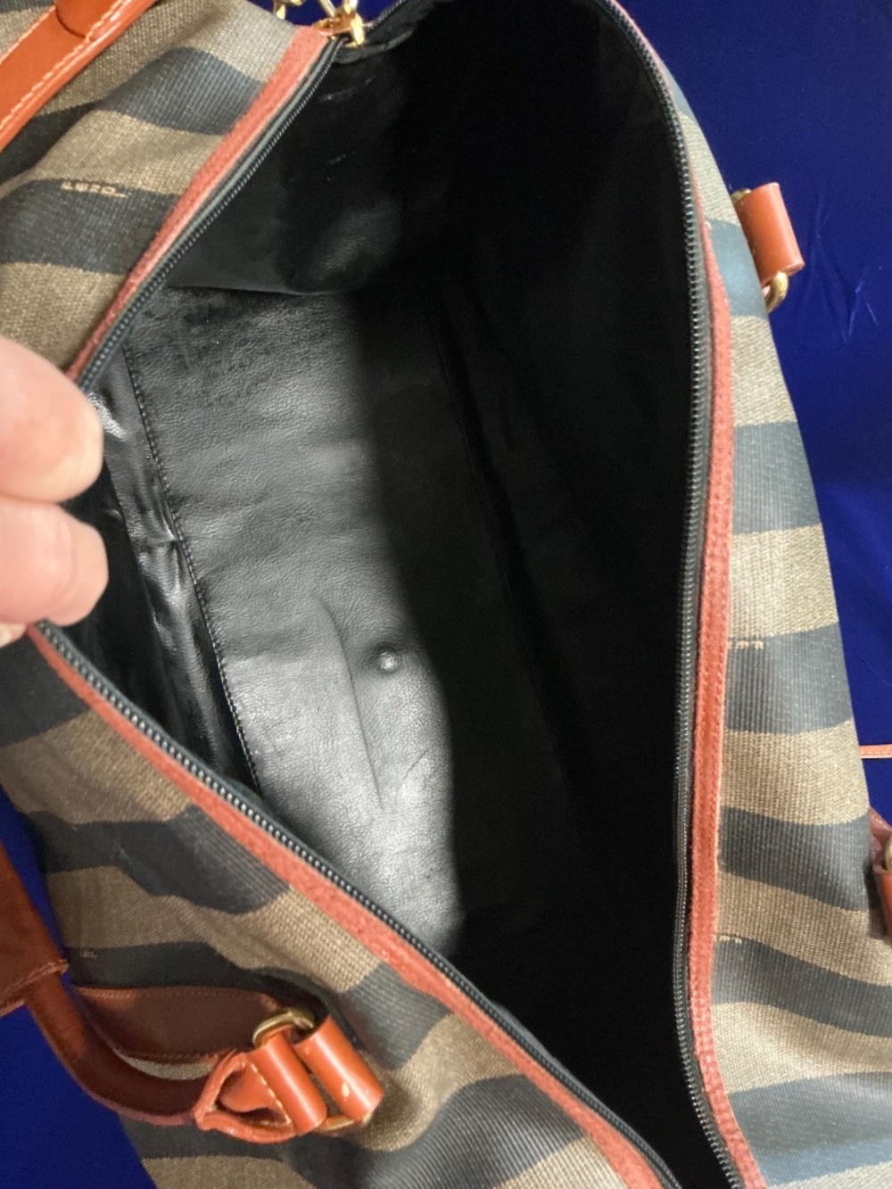 Vintage Authentic Fendi Pequin dufflel bag with shoulder strap - Picture 15 of 16